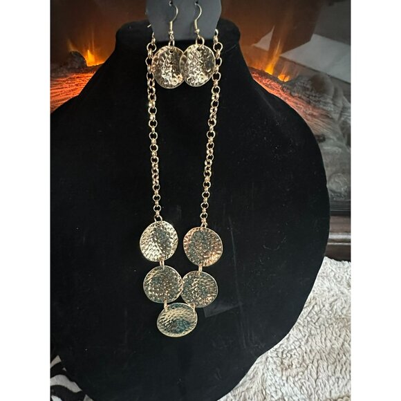 Gold Tone Hammered Disc Necklace & Earrings Set With Chain Link Design - Picture 11 of 12
